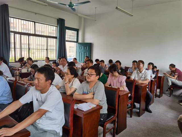 为⼈师表<strong></p>
<p>以德币</strong>，以德⽴⾝