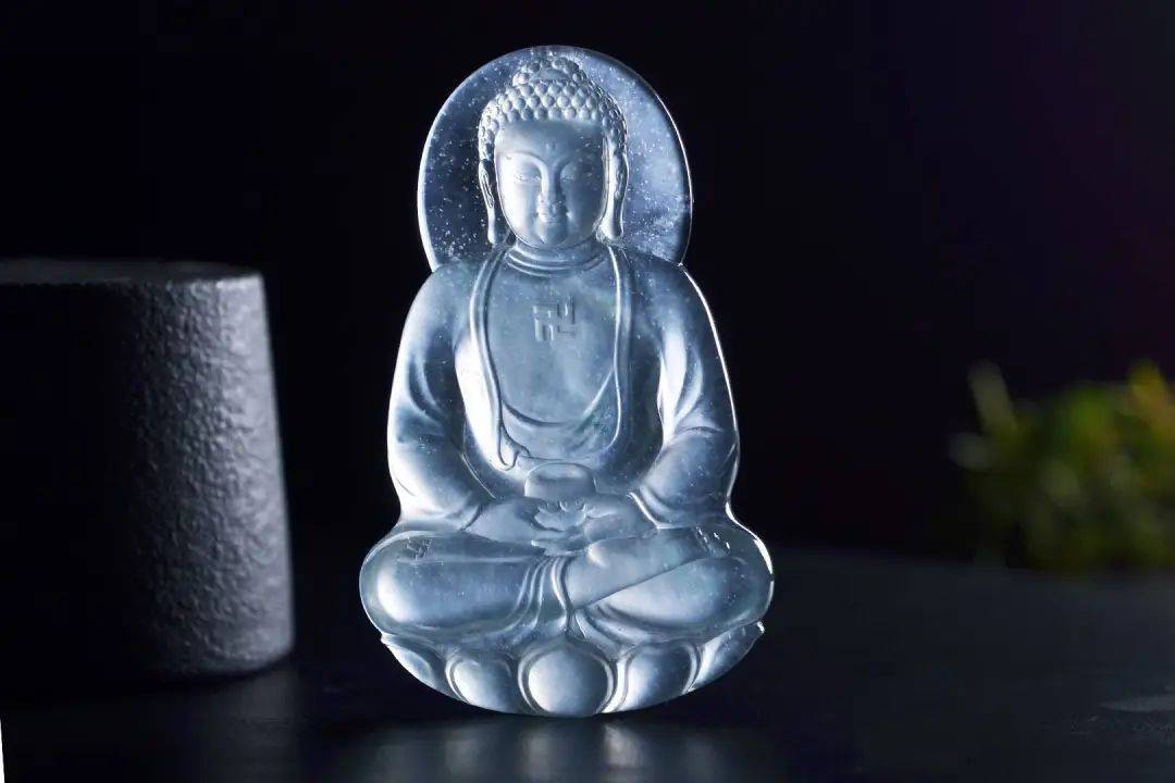 家有玉而万事兴<strong></p>
<p>传家币</strong>，择一块翠玉，传下去！