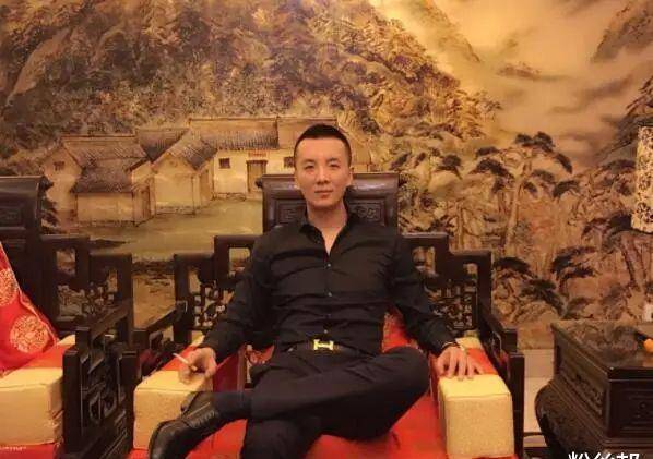七夜豪刷后网友让晒余额<strong></p>
<p>币豪</strong>，自爆睡过公园麦当劳，刷出来的才叫Y币
