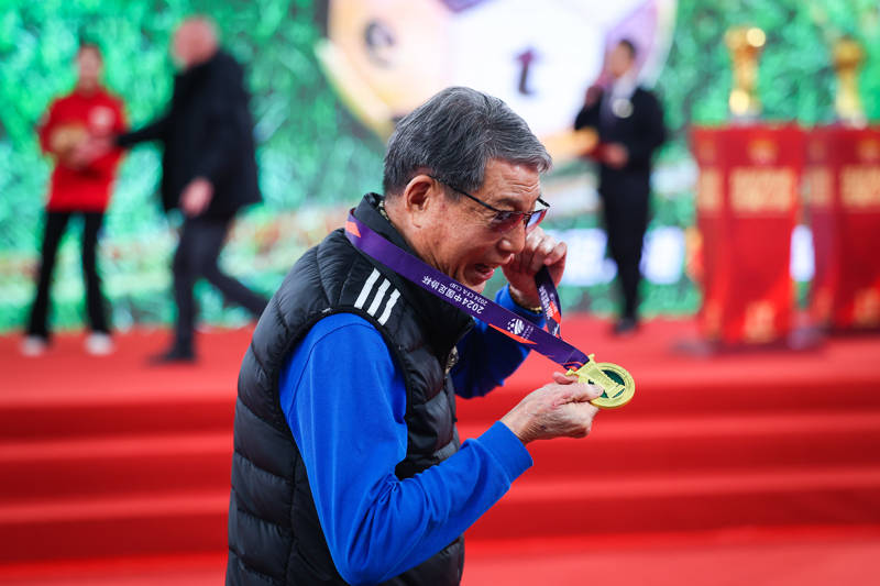 创始人徐根宝欲返还香槟<strong></p>
<p>F8交易所</strong>，投资方说出三个致敬，“双冠王”海港没忘记栽树人！
