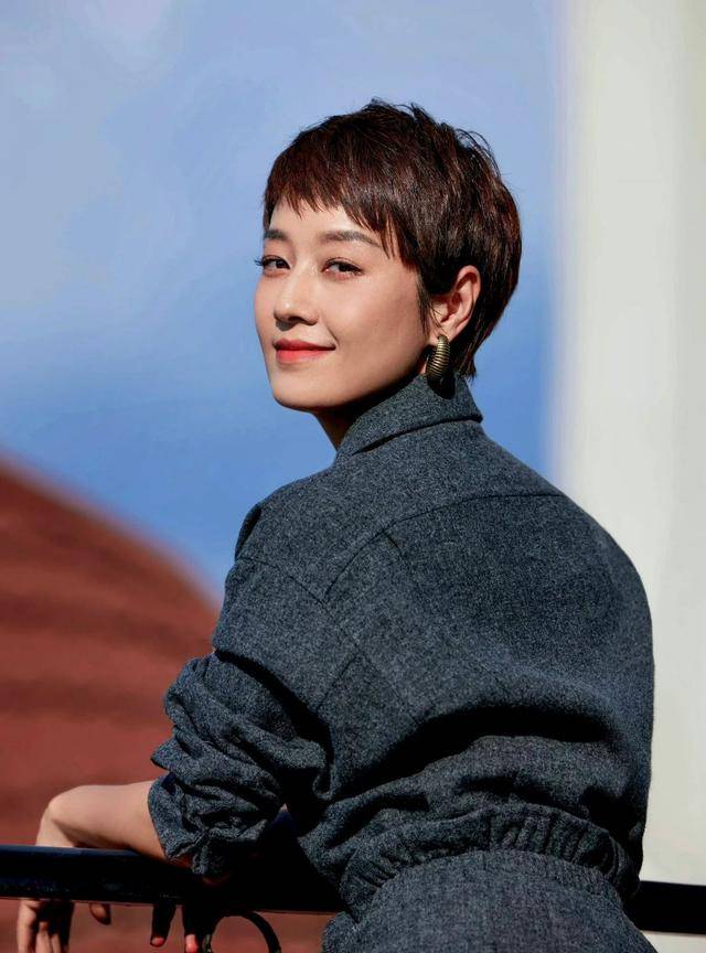 马伊琍一家五口回上海<strong></p>
<p>中币交易所下载</strong>，打扮少女比女儿抢镜，爱马与妹妹搂肩热聊