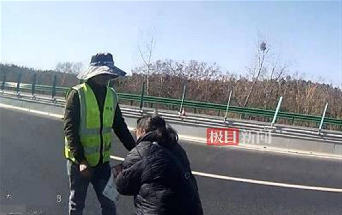 “完了完了！我的金戒指！我的血汗钱！”返乡夫妻高速不慎遗失包裹<strong></p>
<p>币成交易所</strong>，民警暖心寻回