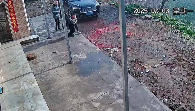“原来年兽是我自己”<strong></p>
<p>币成交易所</strong>，监控记录下中国人过年的聚散：像做了一场热闹的梦