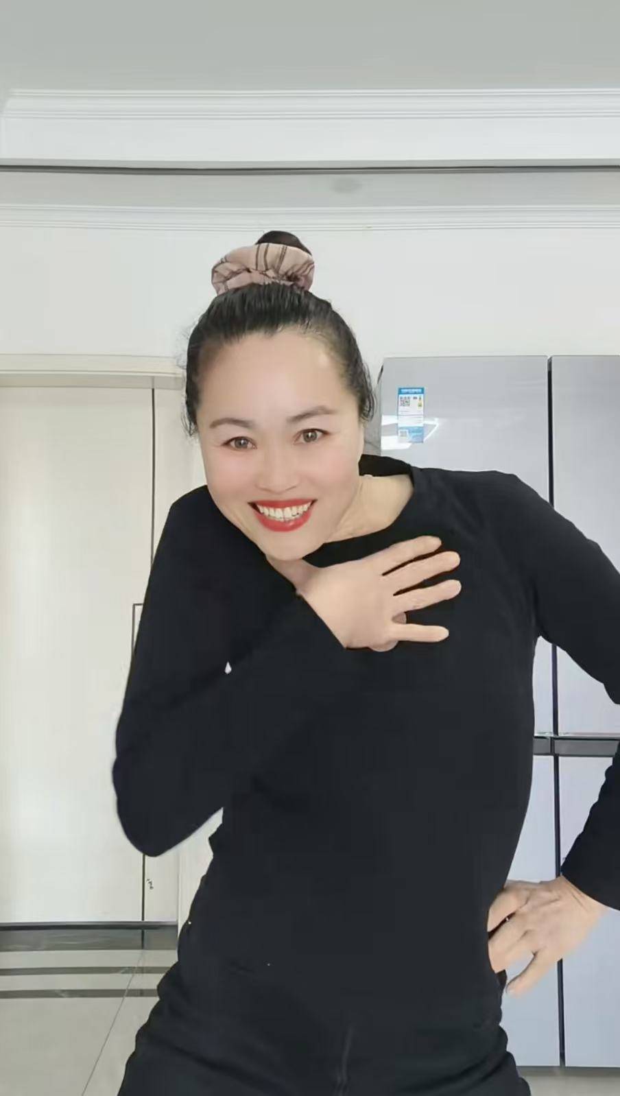 河南52岁阿姨跳“断头舞”走红：一开始是好奇<strong></p>
<p>触币交易所</strong>，要技巧才有感觉，真不是特效！