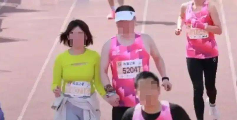 董事长手牵年轻女子参加马拉松被拍到<strong></p>
<p>币全交易所</strong>？A股公司深夜发声→