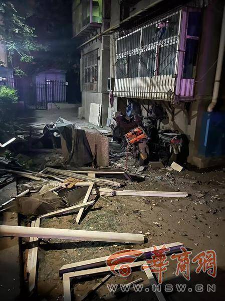 大风中西安一40年老楼两户阳台坠落<strong></p>
<p>买比特</strong>，居民担心危房盼安全鉴定