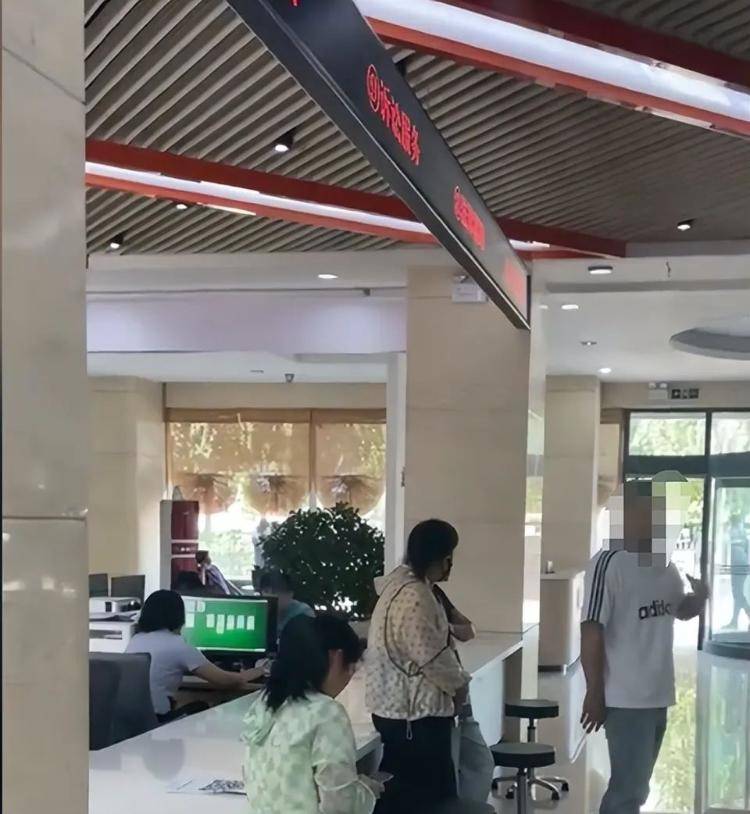 网友曝光政务大厅工作人员上班时间电脑打扑克<strong></p>
<p>zb货币交易平台</strong>，涉事中心回应