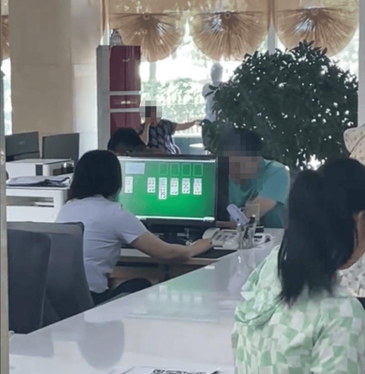 网友曝光政务大厅工作人员上班时间电脑打扑克<strong></p>
<p>zb货币交易平台</strong>，涉事中心回应