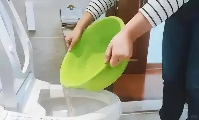 为什么不能“倒水冲厕”？很多人不懂<strong></p>
<p>币交所交易平台</strong>，多亏维修师傅提醒，看似节俭实则隐患很大！