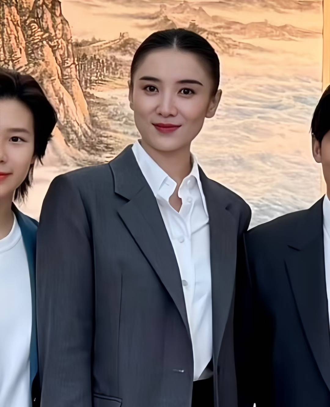 宋佳“体制内”穿搭上热搜<strong></p>
<p>交易正规平台</strong>，朱珠穿西装也不失韵味，这股风终究被她们穿火了！