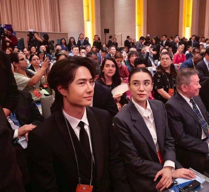 宋佳“体制内”穿搭上热搜<strong></p>
<p>交易正规平台</strong>，朱珠穿西装也不失韵味，这股风终究被她们穿火了！