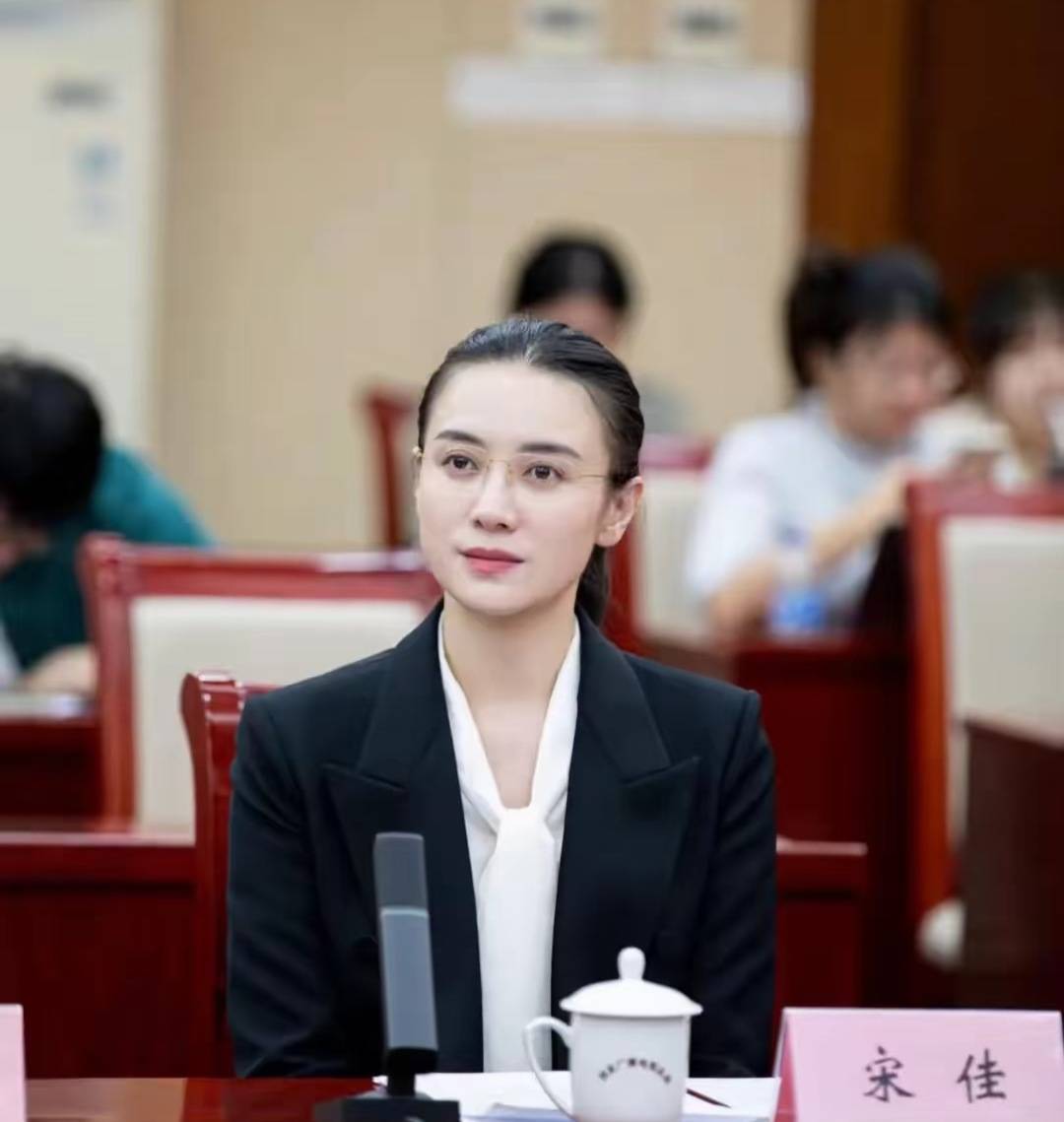 宋佳“体制内”穿搭上热搜<strong></p>
<p>交易正规平台</strong>，朱珠穿西装也不失韵味，这股风终究被她们穿火了！