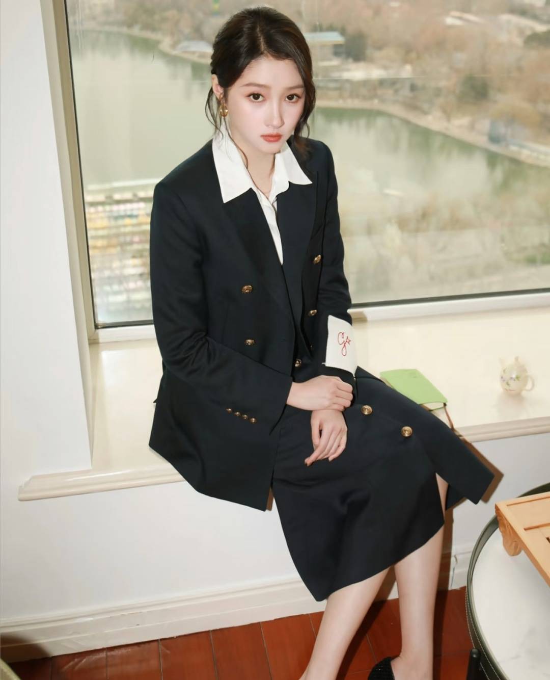 宋佳“体制内”穿搭上热搜<strong></p>
<p>交易正规平台</strong>，朱珠穿西装也不失韵味，这股风终究被她们穿火了！