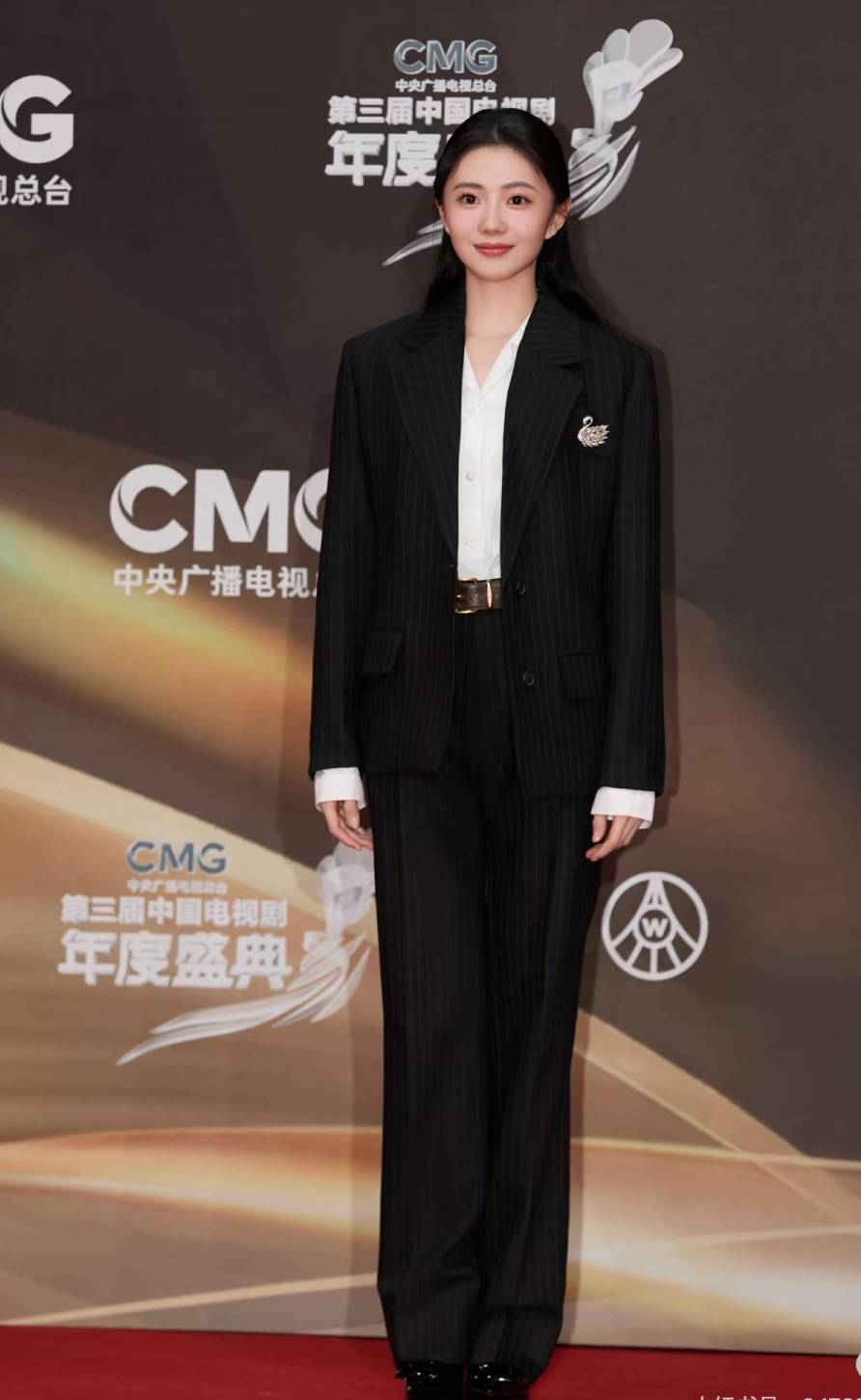宋佳“体制内”穿搭上热搜<strong></p>
<p>交易正规平台</strong>，朱珠穿西装也不失韵味，这股风终究被她们穿火了！