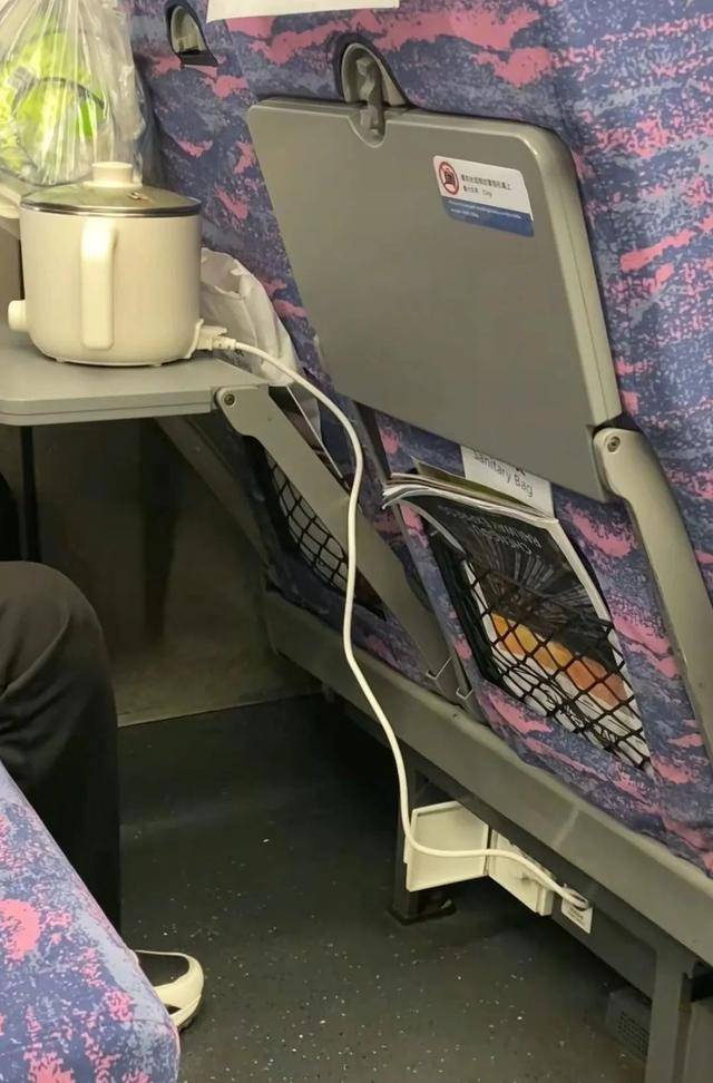 乘客在高铁上使用小型电煮锅<strong></p>
<p>交易正规平台</strong>？12306回应：可以带但不能使用