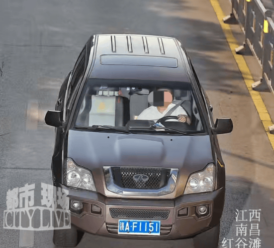 儿子报警车辆被套牌<strong></p>
<p>炒金交易平台</strong>，交警一查惊呆：套牌的是你亲爹！
