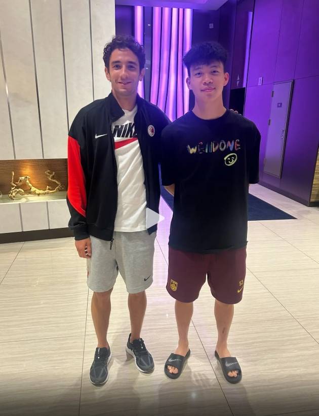 挥手打到王钰栋！宾纪文：赛后第一时间向他道歉<strong></p>
<p>炒金交易平台</strong>，开心能和他对位