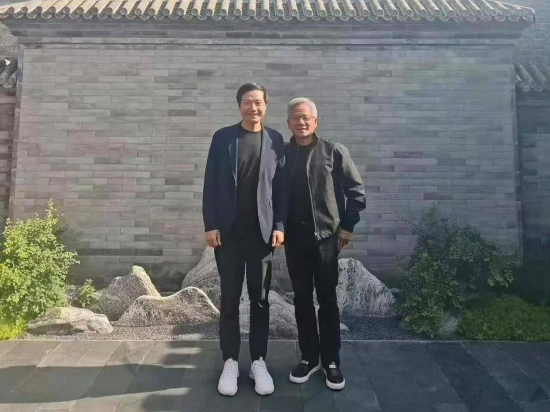 大热天穿皮衣露天与雷军合影？黄仁勋年内第三次来华<strong></p>
<p>炒金交易平台</strong>，现身北京！