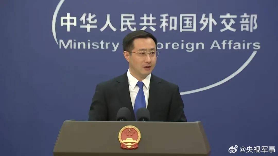 大热天穿皮衣露天与雷军合影？黄仁勋年内第三次来华<strong></p>
<p>炒金交易平台</strong>，现身北京！