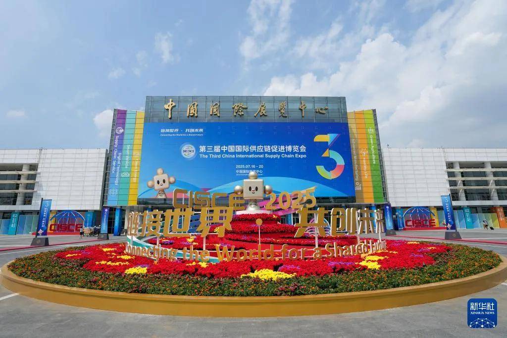 大热天穿皮衣露天与雷军合影？黄仁勋年内第三次来华<strong></p>
<p>炒金交易平台</strong>，现身北京！