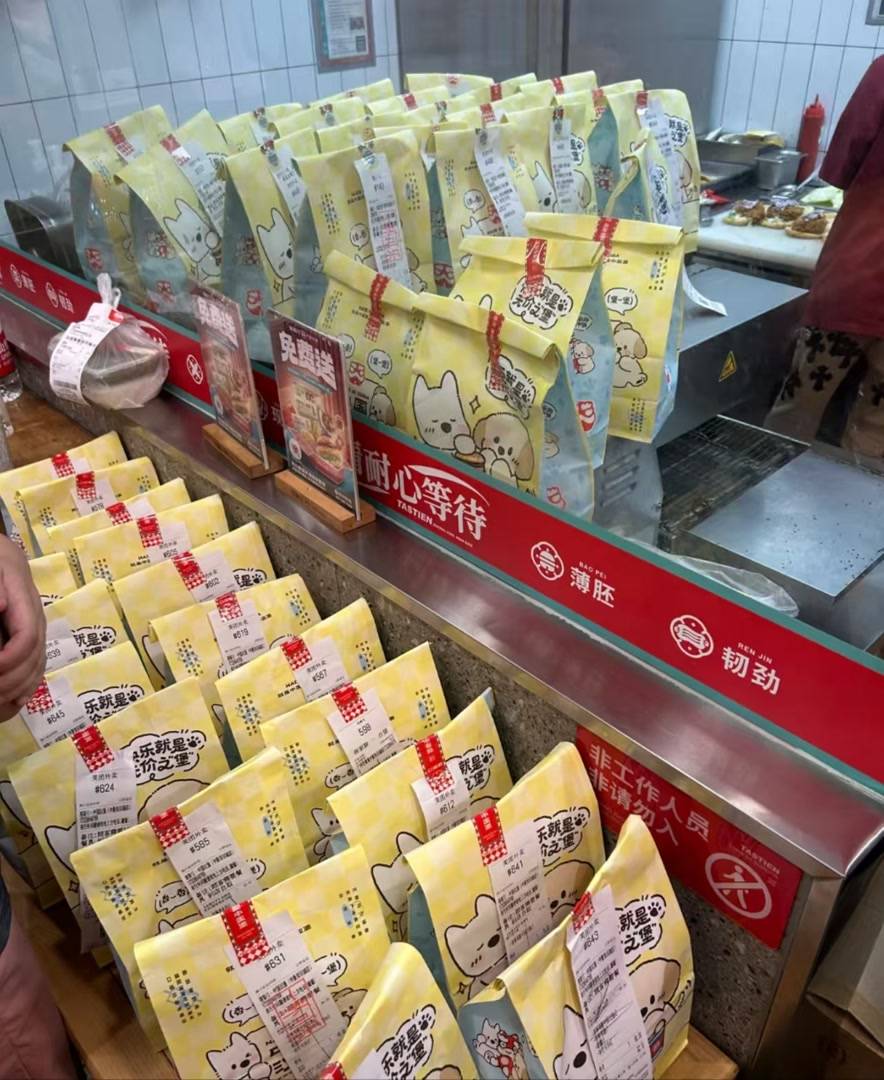 “0元购”现身“补贴大战”升级<strong></p>
<p>炒金交易平台</strong>，外卖鏖战谁是赢家？