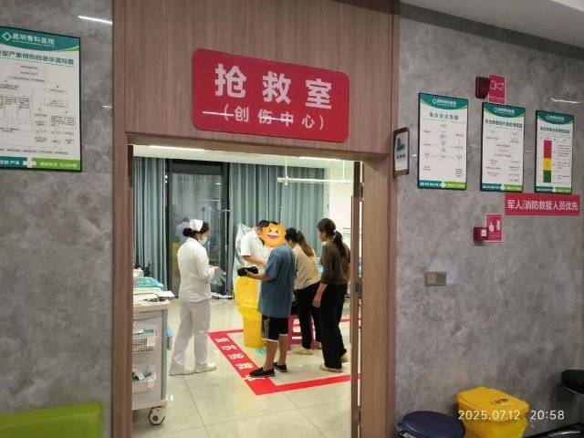 私家车昆明闹市区逼停警车<strong></p>
<p>热币交易平台</strong>，啥情况？