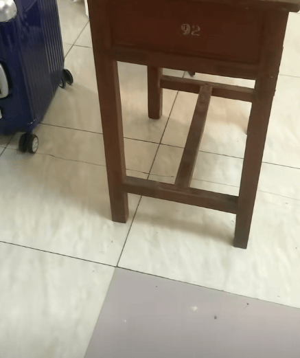江苏一男子租房陪读<strong></p>
<p>vgs在哪个平台有交易</strong>，看到老课桌上几个数字惊了！竟是自己33年前的“伙伴”