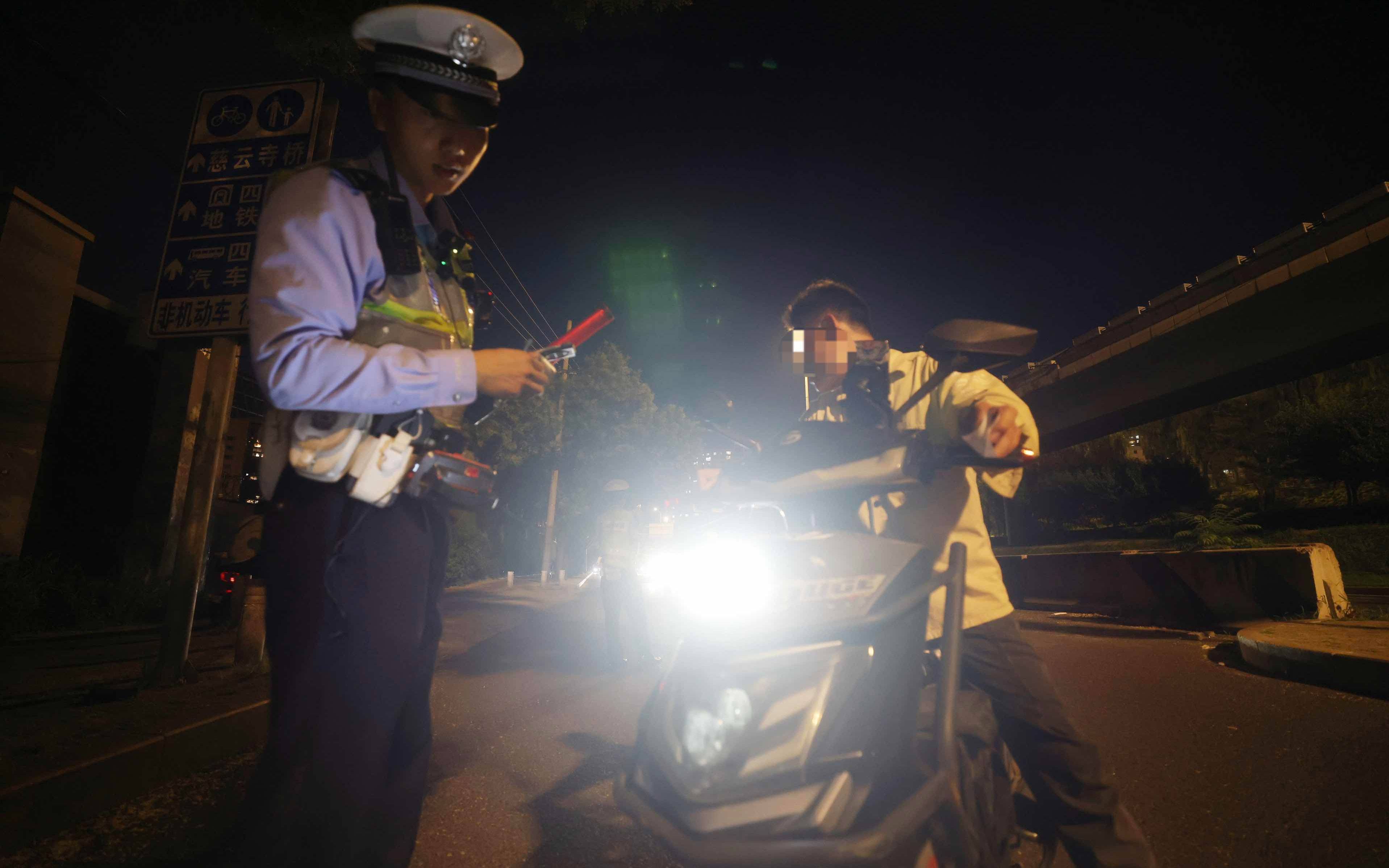 北京交警开查电动自行车加装远光灯<strong></p>
<p>vgs在哪个平台有交易</strong>，首次警告，再被查将扣车罚款