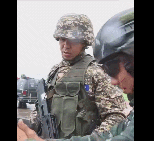 中国特种兵新装备摸秃美军<strong></p>
<p>湖南省交易</strong>，网友：你跟我说这是解放军？