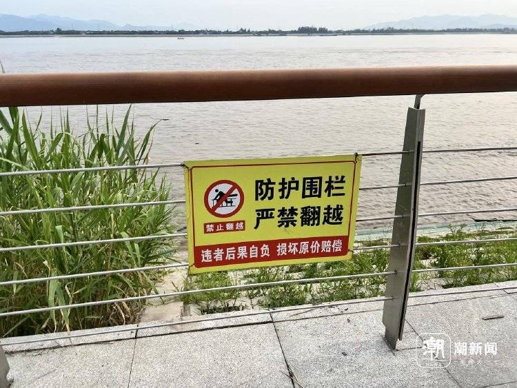 杭州4人下江堤被潮水卷走<strong></p>
<p>火币网官网</strong>，路人狂喊“抓树枝”，网友拍下惊险一幕