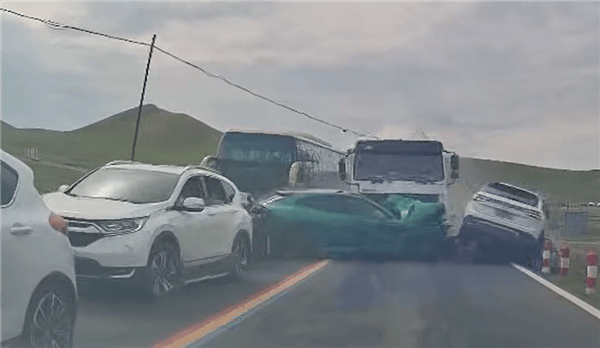 水泥罐车疑失控连撞对向多车<strong></p>
<p>000858股票</strong>，小米YU7被正面撞击受损严重，车主拍下现场：小米保了我的命