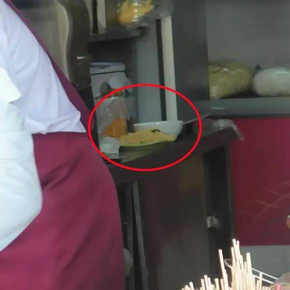 餐馆将两盘吃剩的炒饭回收并混合<strong></p>
<p>000858股票</strong>，顾客怀疑其重新售卖，市监：未发现证据，已令商家停业整改卫生