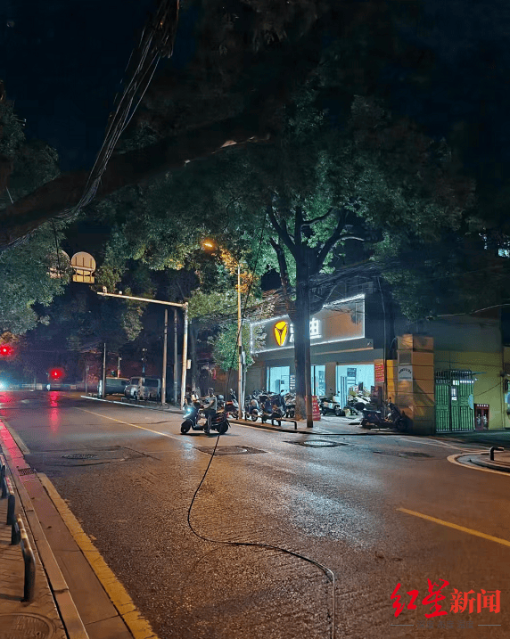 男主播骑车载女友回家被路边掉落网线勒伤脖子<strong></p>
<p>300386股票</strong>，索赔3万陷僵局 律师解读该谁赔