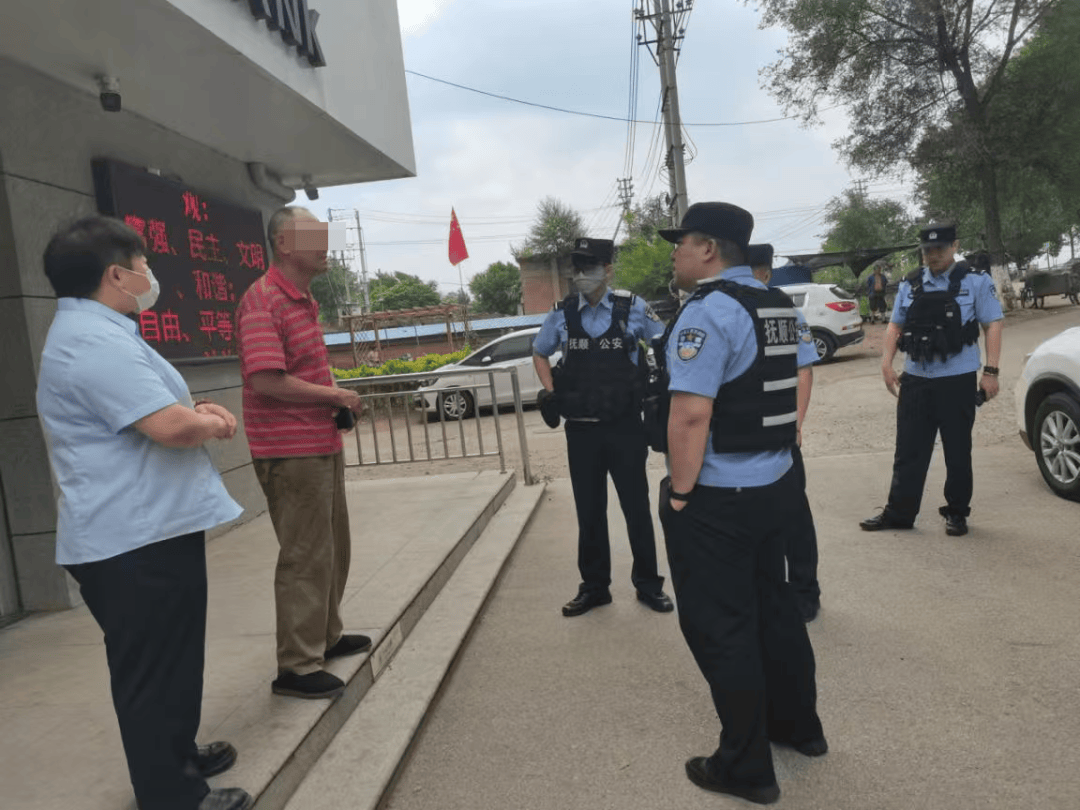 男子携7张定期存单要提前取款<strong></p>
<p>上海电影股票</strong>，银行柜员发现疑点……