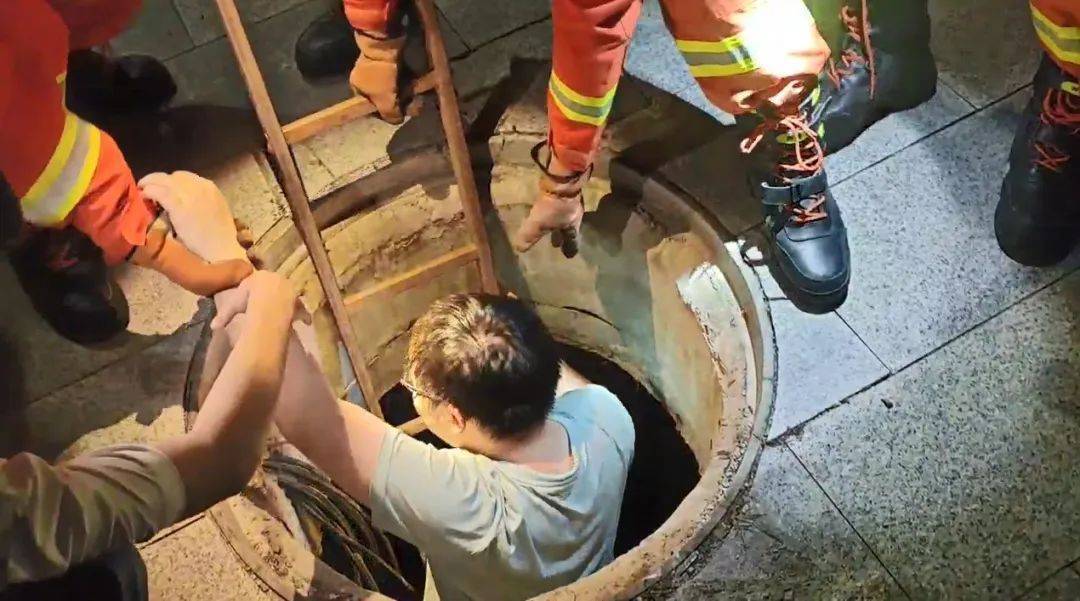 浙江一19岁男子与朋友在路上<strong></p>
<p>上海电影股票</strong>，走着走着人突然“消失”了！赶紧报警...