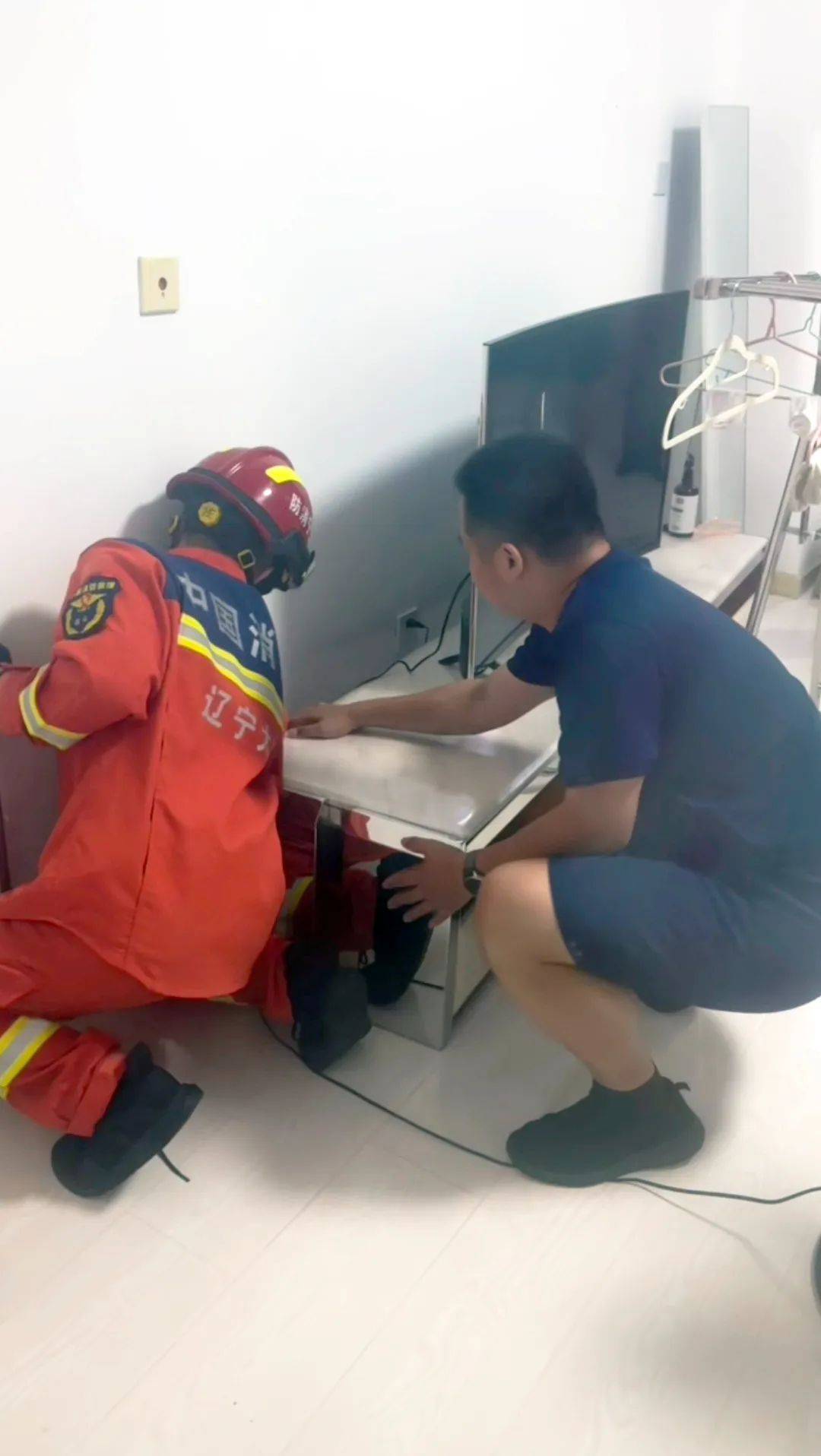 凌晨<strong></p>
<p>上海电影股票</strong>，大连一女孩家中突然出现一道“黑影”，不断尖叫，仔细一看