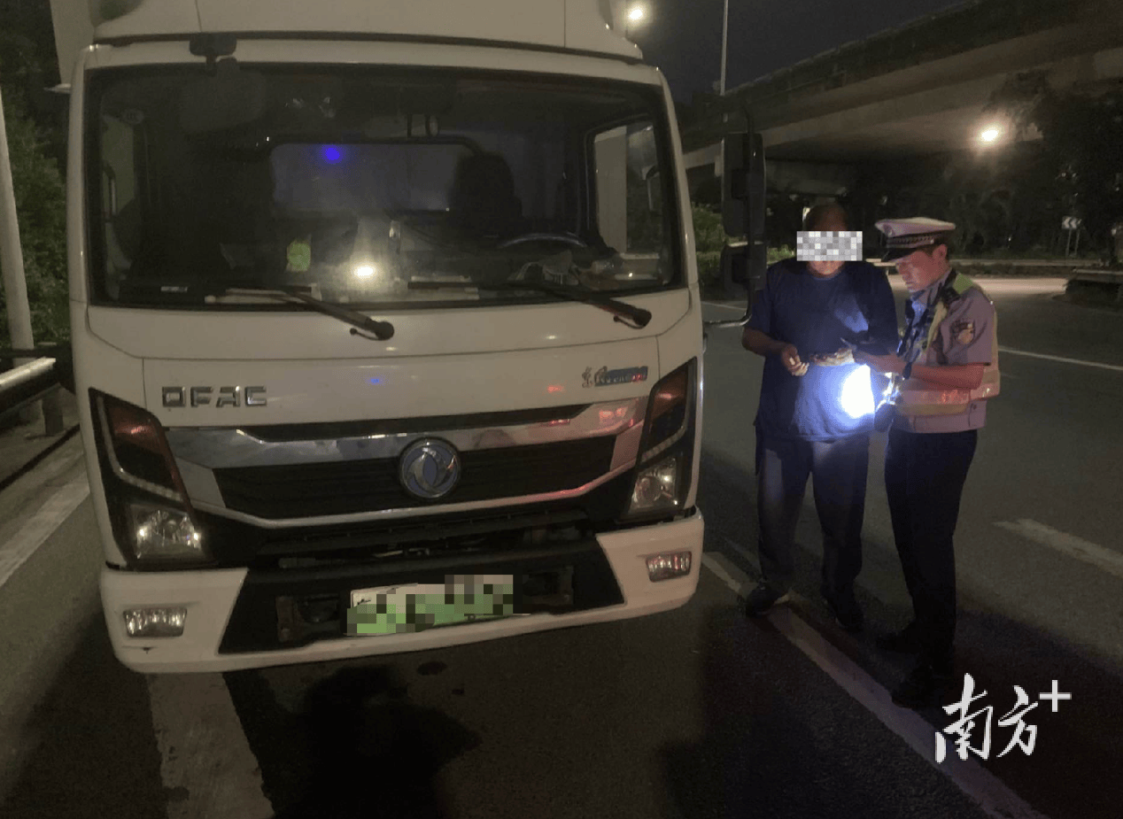 逢车必查<strong></p>
<p>上海电影股票</strong>！东莞交警严查交通违法行为