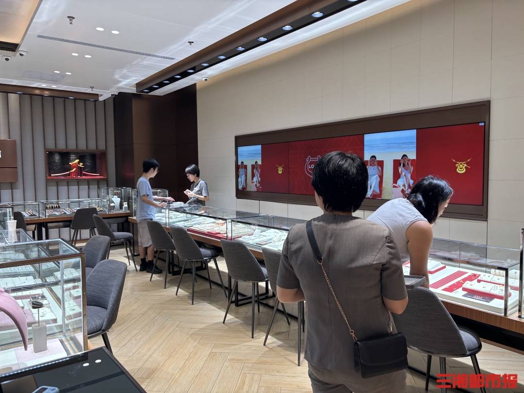 “痛金”席卷长沙黄金市场<strong></p>
<p>上海电影股票</strong>，有顾客花上万元为“情绪价值”买单