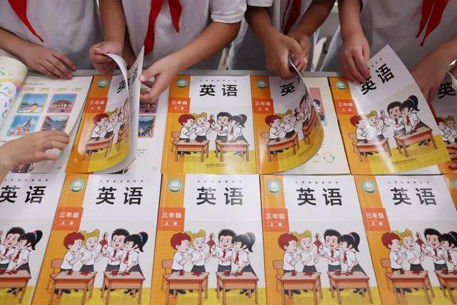 新版英语教材“难出圈”<strong></p>
<p>璞泰来股票</strong>？三大出版社回应