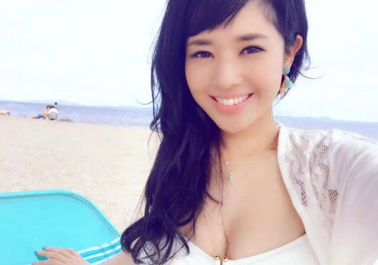 44岁苍井空惊艳亮相香港娱乐场所开幕式<strong></p>
<p>璞泰来股票</strong>，超深V礼服尽显魅力