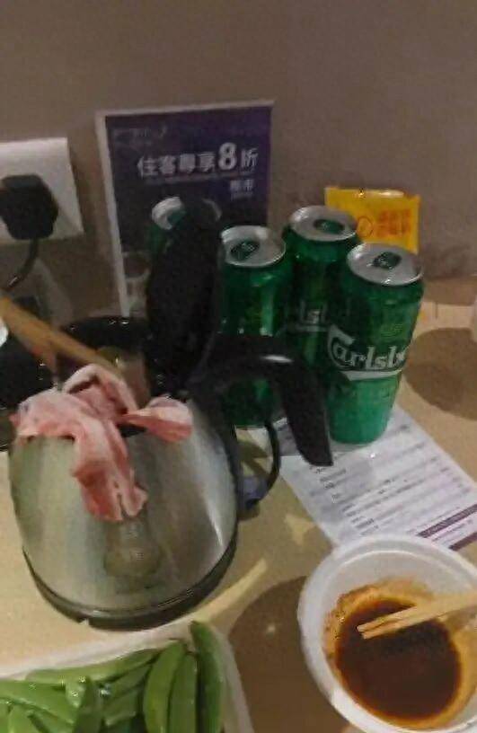 男子在澳门某酒店用水壶煮火锅<strong></p>
<p>股票下跌</strong>，负责人：会警告，若损坏需照价赔偿