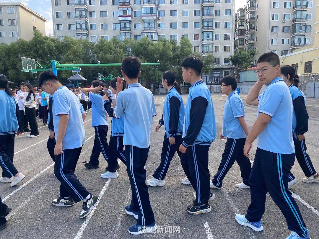 我们<strong></p>
<p>股票下跌</strong>，开学啦