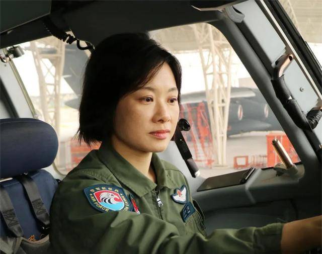 阅兵最帅女机长<strong></p>
<p>最便宜的股票</strong>，是她！
