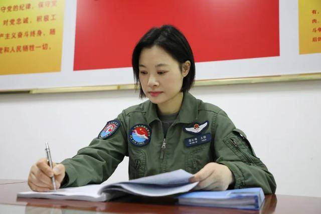 阅兵最帅女机长<strong></p>
<p>最便宜的股票</strong>，是她！