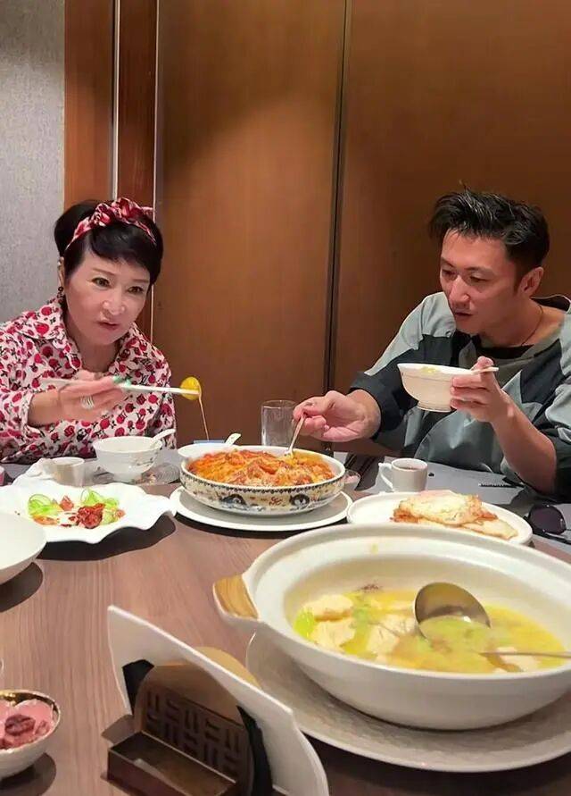 考古|89岁谢贤现身依旧时髦！与小49岁女友分手后开搞事业<strong></p>
<p>最便宜的股票</strong>，疑已交代后事的他太潇洒