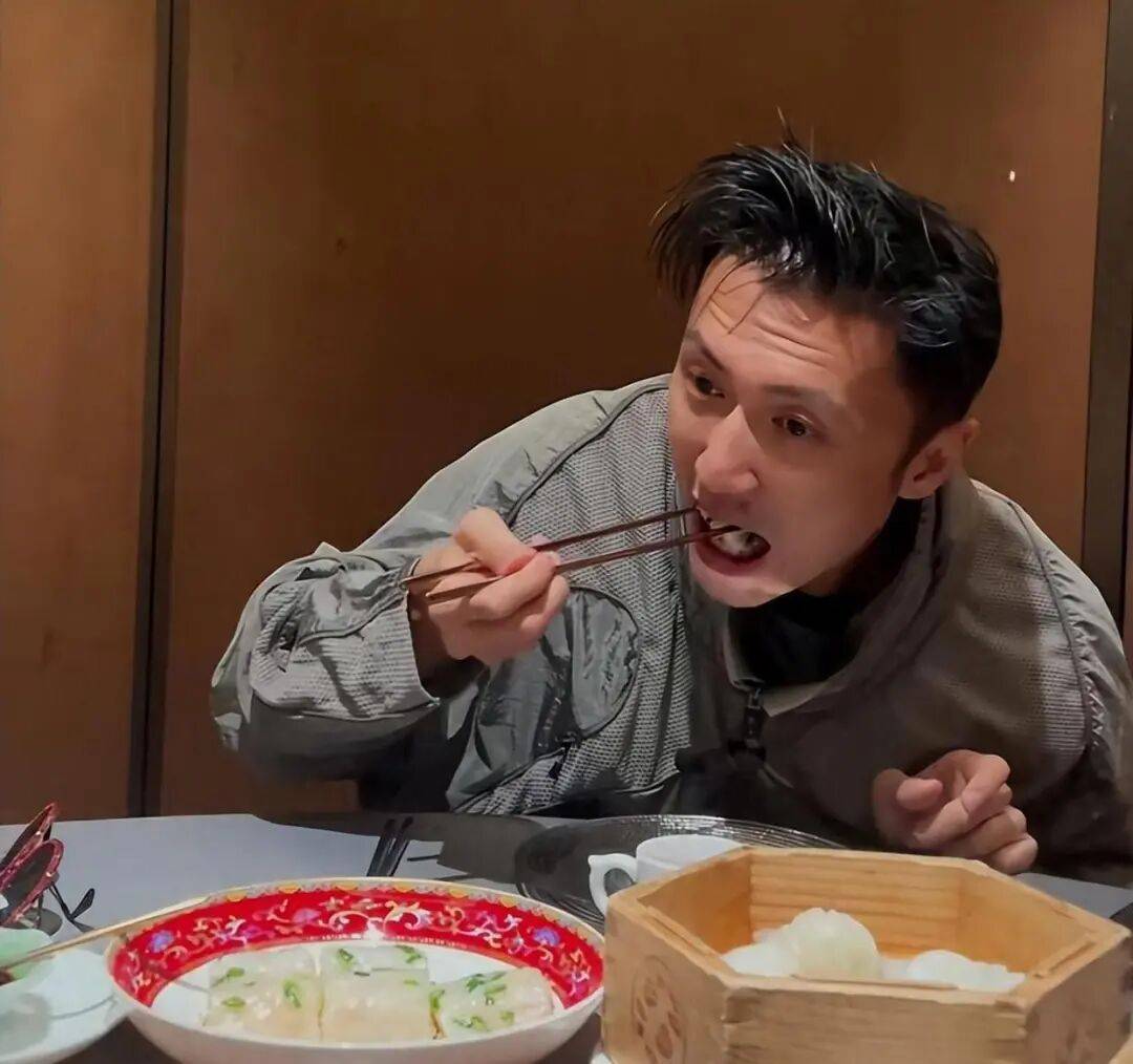 考古|89岁谢贤现身依旧时髦！与小49岁女友分手后开搞事业<strong></p>
<p>最便宜的股票</strong>，疑已交代后事的他太潇洒