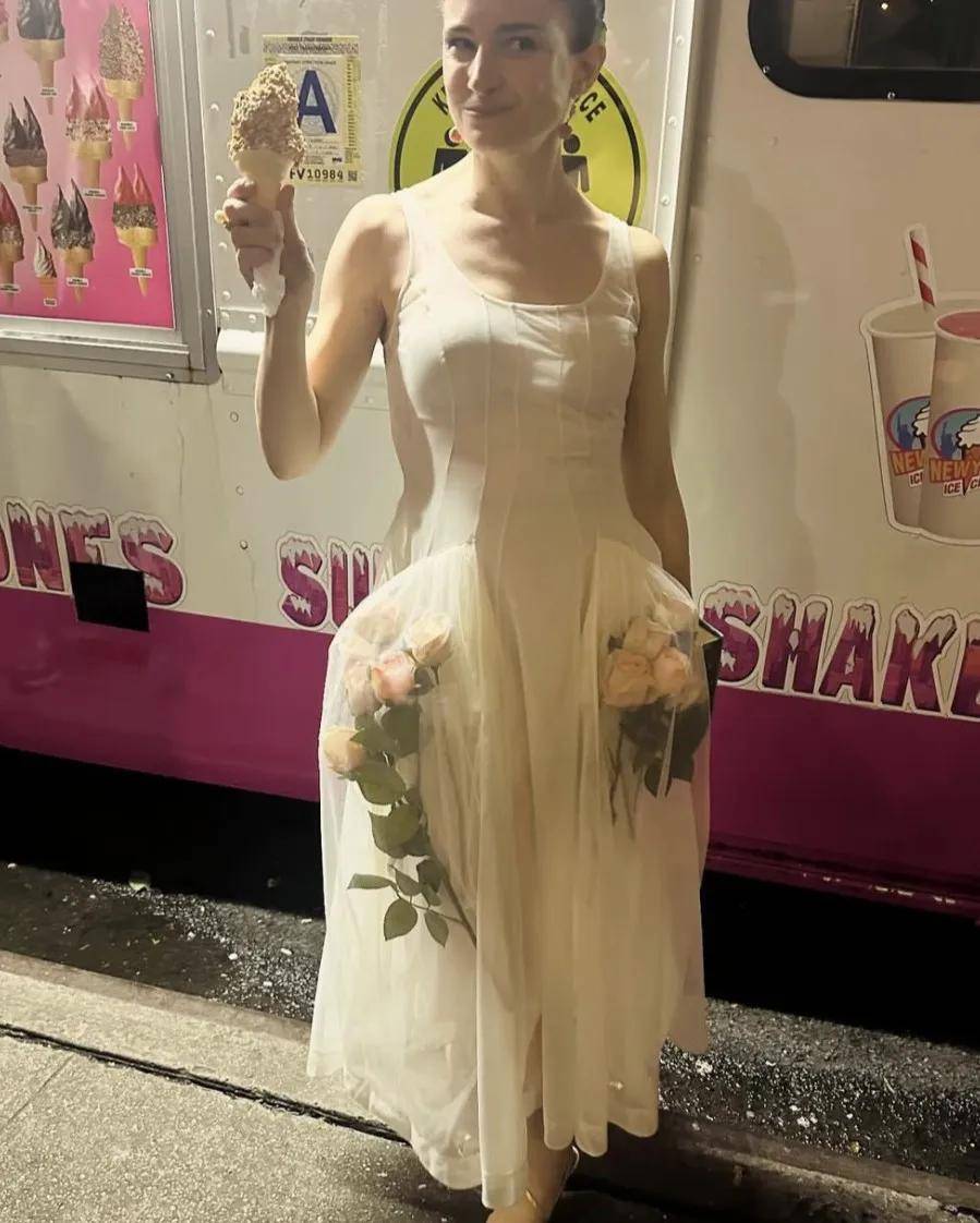 年近四十<strong></p>
<p>最便宜的股票</strong>，二孩妈妈，不骨感不时髦，却成了女魔头接班人