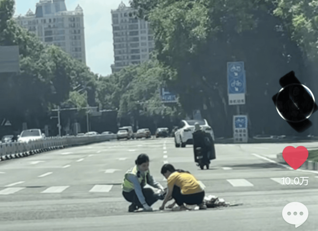 惠州一女警帮女子捡拾掉落的杂物<strong></p>
<p>大疆股票</strong>，用警帽装起带到安全岛获赞