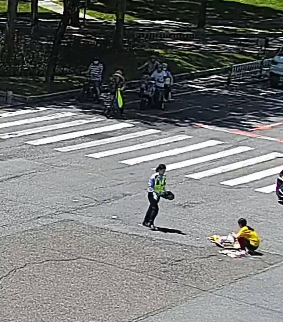 惠州一女警帮女子捡拾掉落的杂物<strong></p>
<p>大疆股票</strong>，用警帽装起带到安全岛获赞