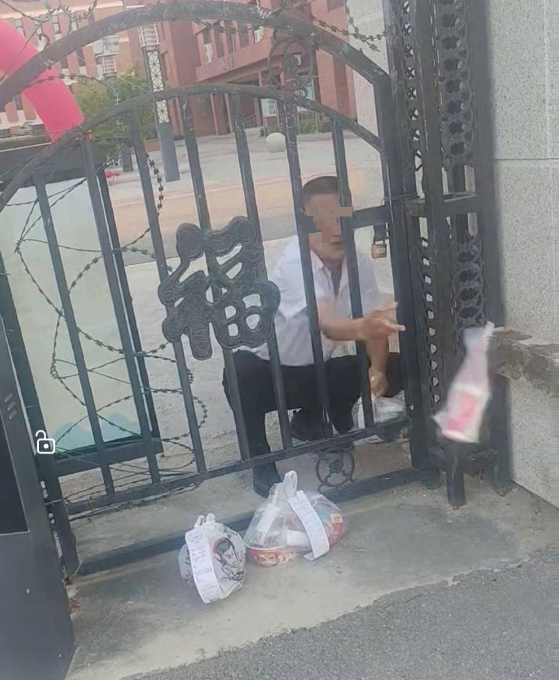 河北石家庄一学校工作人员扔学生外卖<strong></p>
<p>万孚生物股票</strong>？教育局：正调查核实